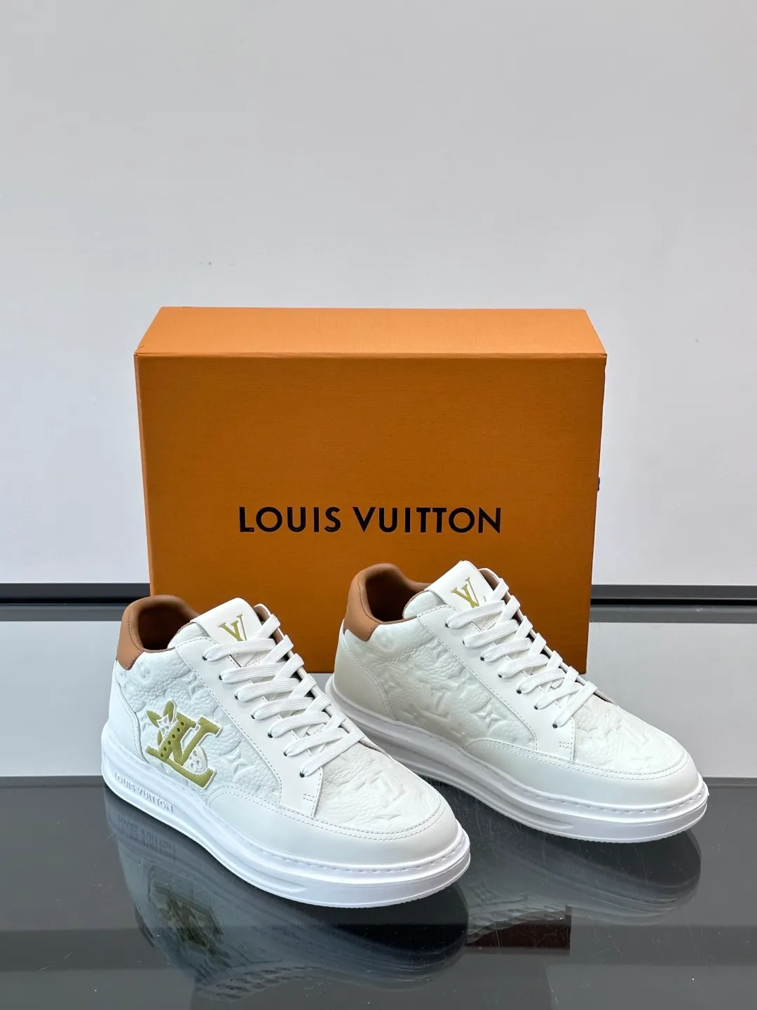 Men's shoes 💰p400 "＊OUIS ＊UITTO＊" Men's sports shoes, grained cow leather are low-key and recognizable. The rubber sole is thick and lightweight, the padded insole + technical lining make it super comfortable to wear! The main color with brown details is versatile and fashionable, and can be worn for daily leisure or business ~ LV embossing on the side of the shoe + brand logo on the sole, perfect details! size: 38-44 (45 customized)
